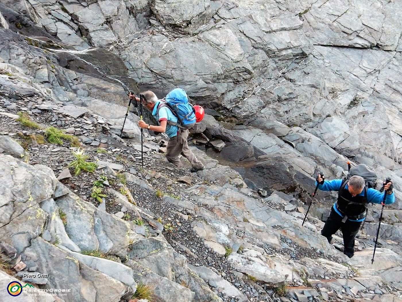 47 Risalendo accanto al torrente  incassato tra le rocce.jpg